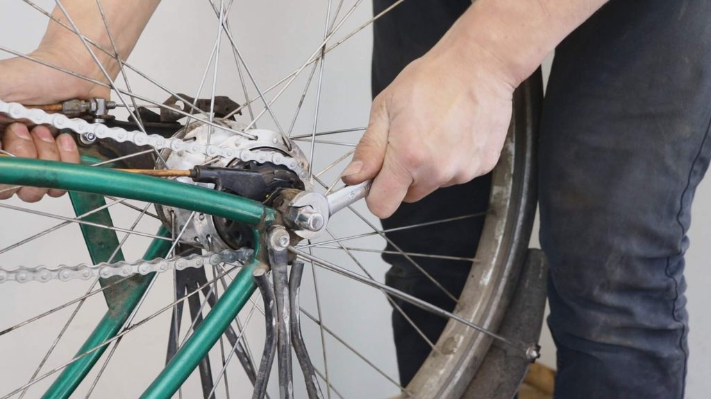 how to tighten bike chain