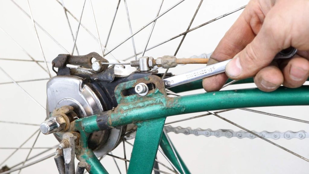 how to tighten bike chain