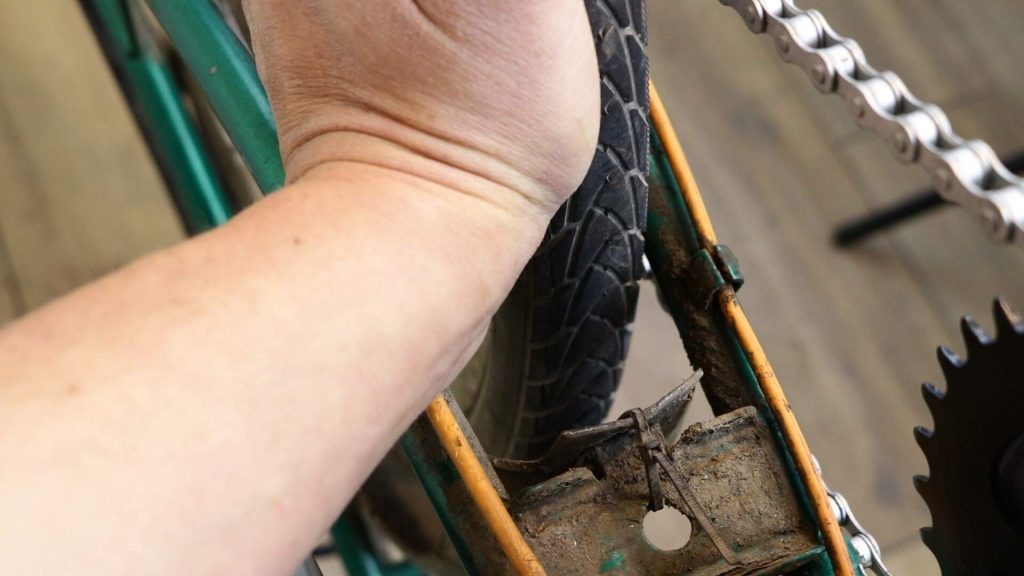 how to tighten bike chain