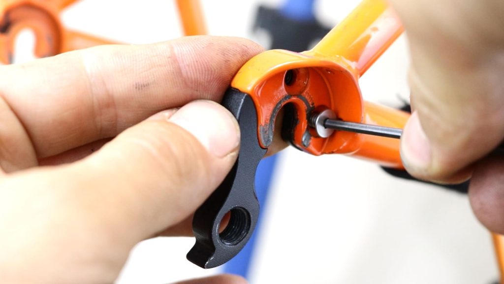 fasten the gear hanger