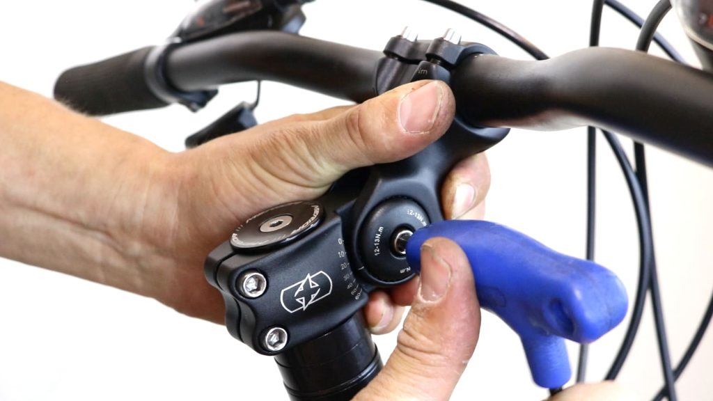 adjusting bike handlebar height with adjustable stem without bolt under the stem