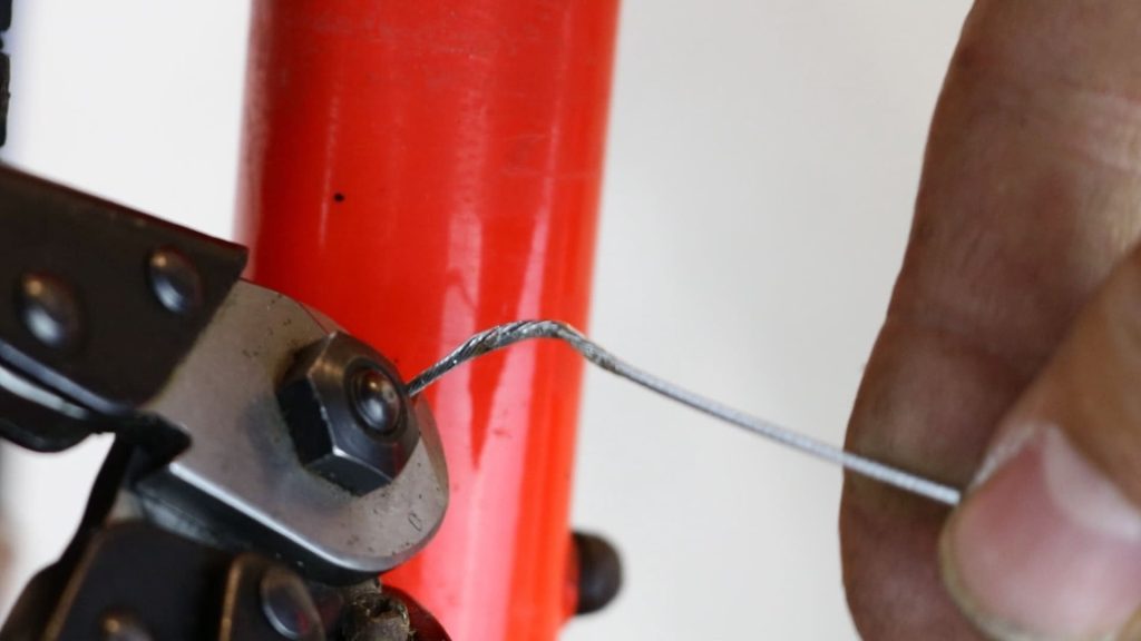 cut the end of frayed cable