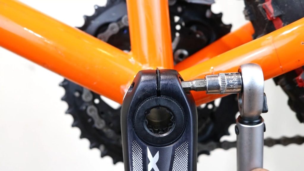 Hollowtech II crank arms tightening with torque wrench