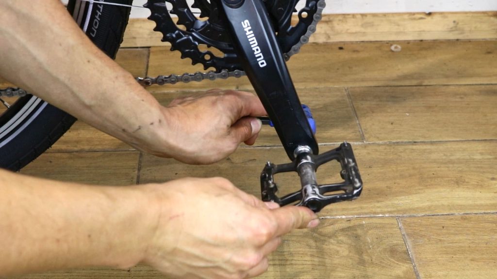 removing bike pedals with allen key