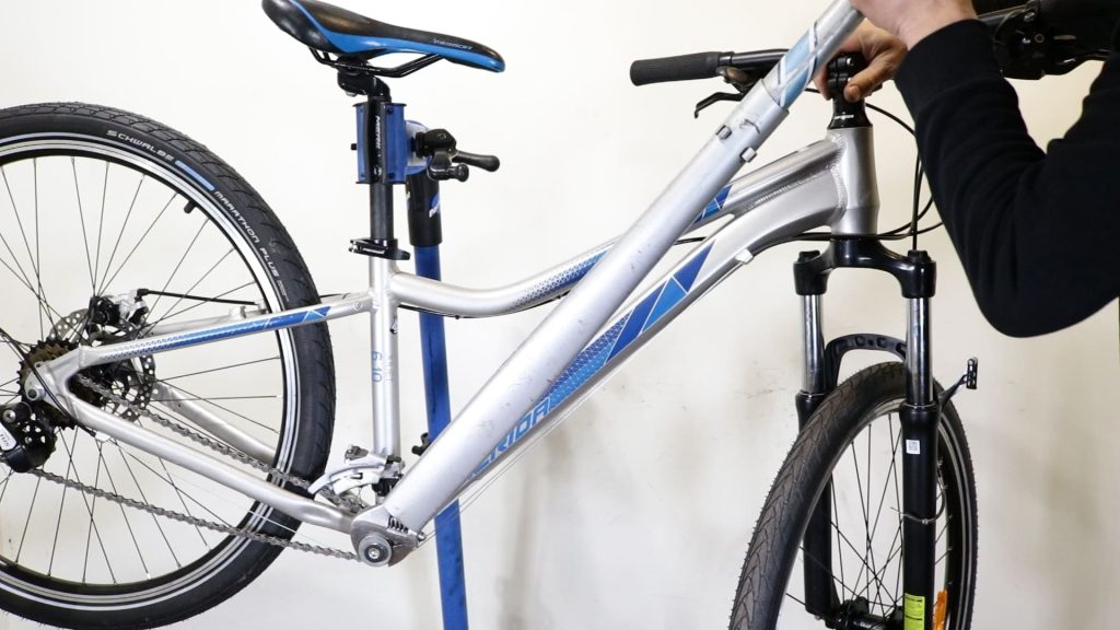 cartridge bottom bracket removal using a long tube to ad leverage