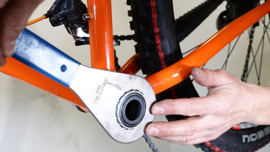 tightening left external bottom bracket cup