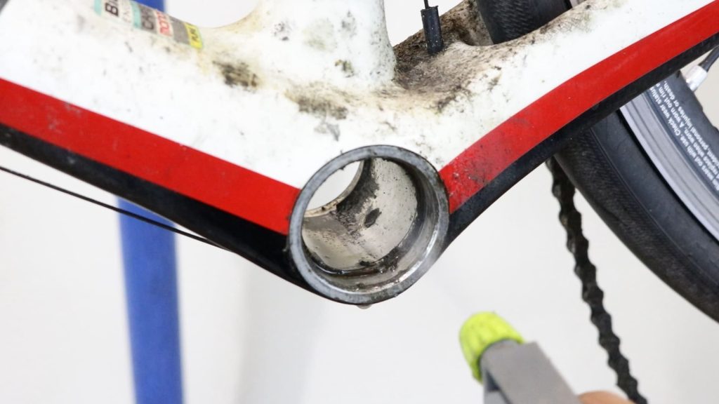 Cleaning the bottom bracket shell using isopropyl alcohol