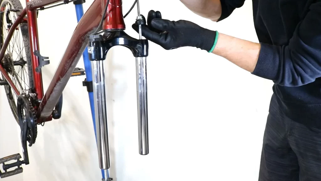 Remove the fixing bolt from suntour forks