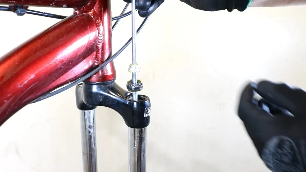 remove the fixing bolt from suntour forks