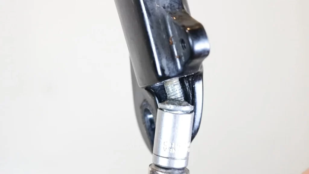 remove the fixing nut on drive side from suntour forks